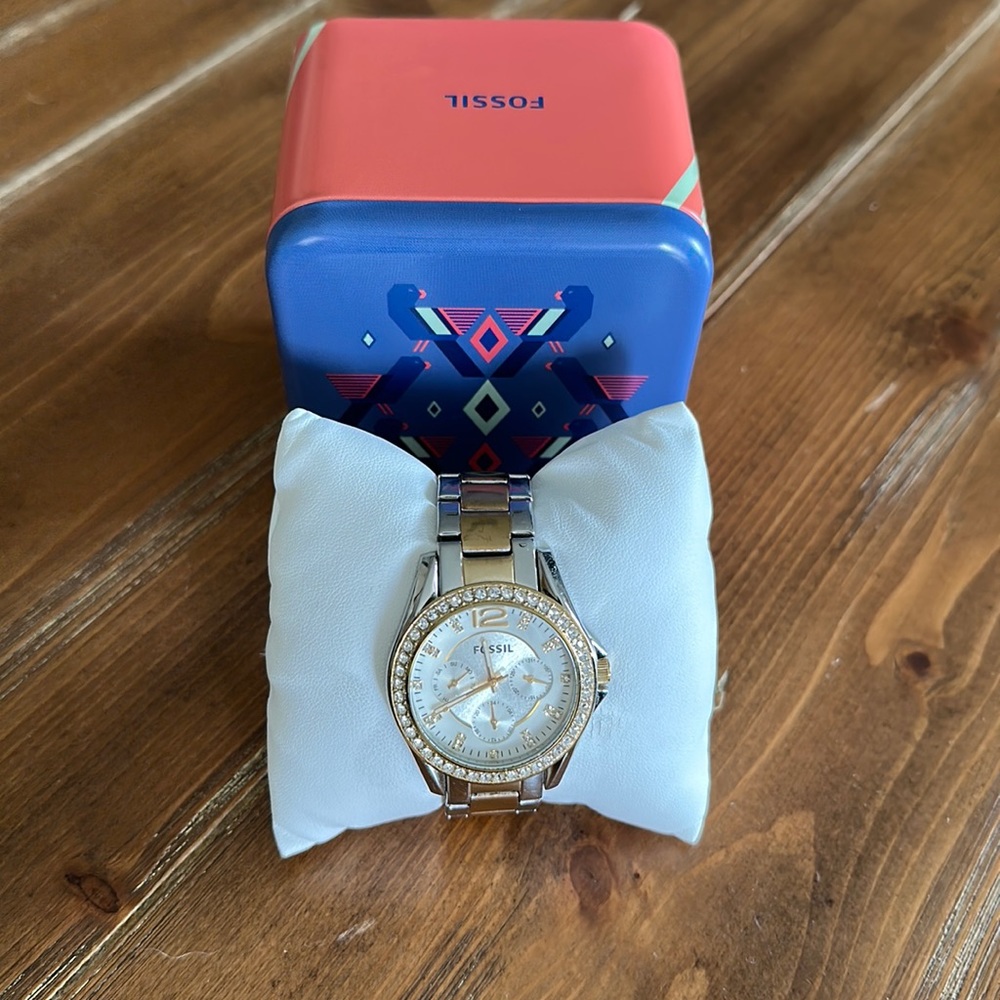 10%off 2 ITEMS! Fossil Women’s watch White/Gold